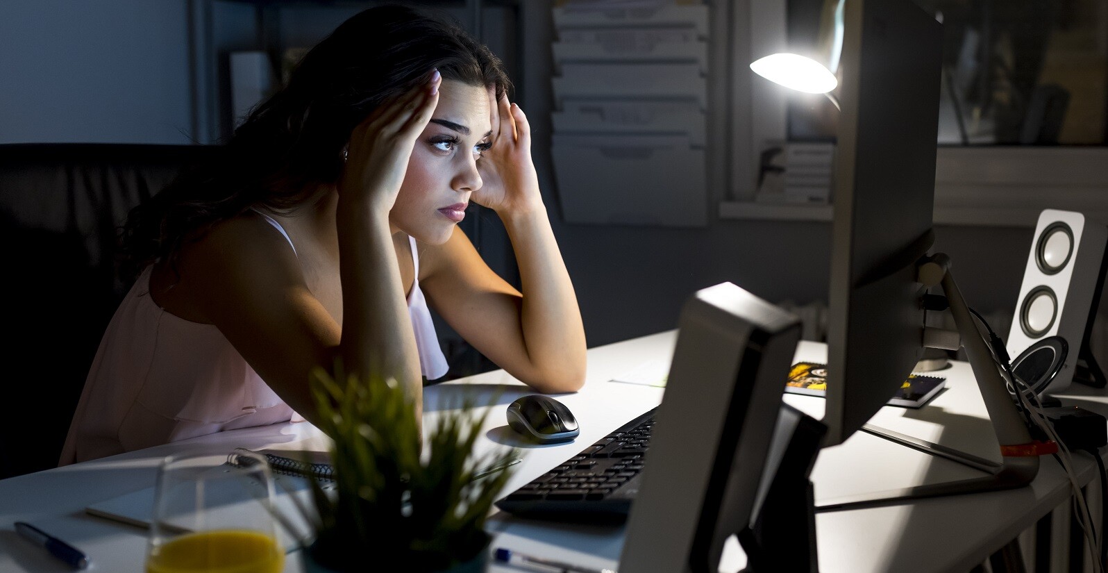 rotina do home office: mulher no home, no período da noite, demonstrando preocupação