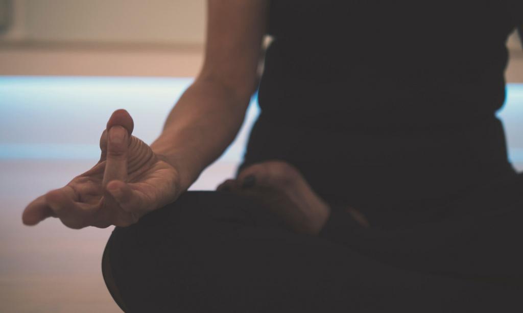 meditação e trabalho - imagem de mulher praticando meditação, sentada no chão