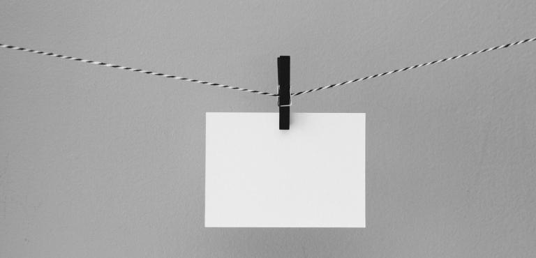 comunicação acessível - papel em branco pendurado em um varal